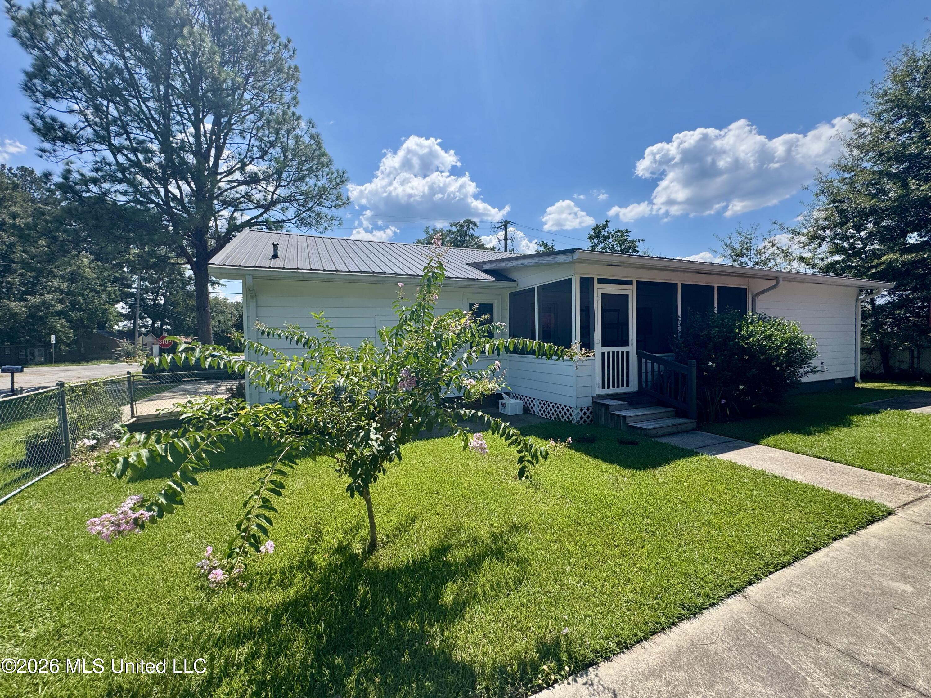 429 E Franklin Street, Quitman, MS 39355 — photo 2