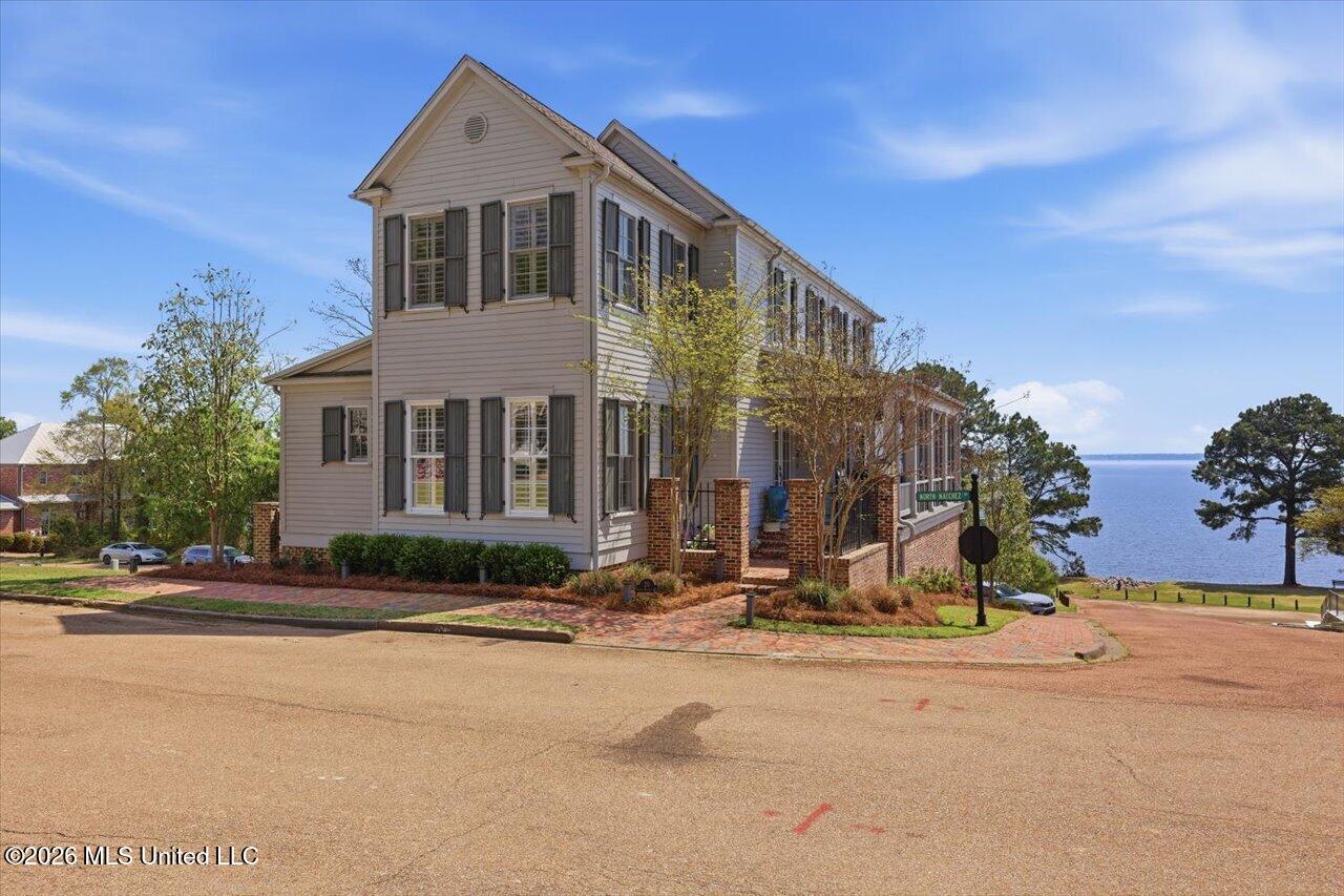 211 N Natchez Drive — photo