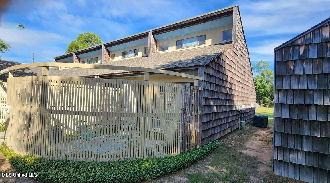 828 Oakleigh Avenue — photo