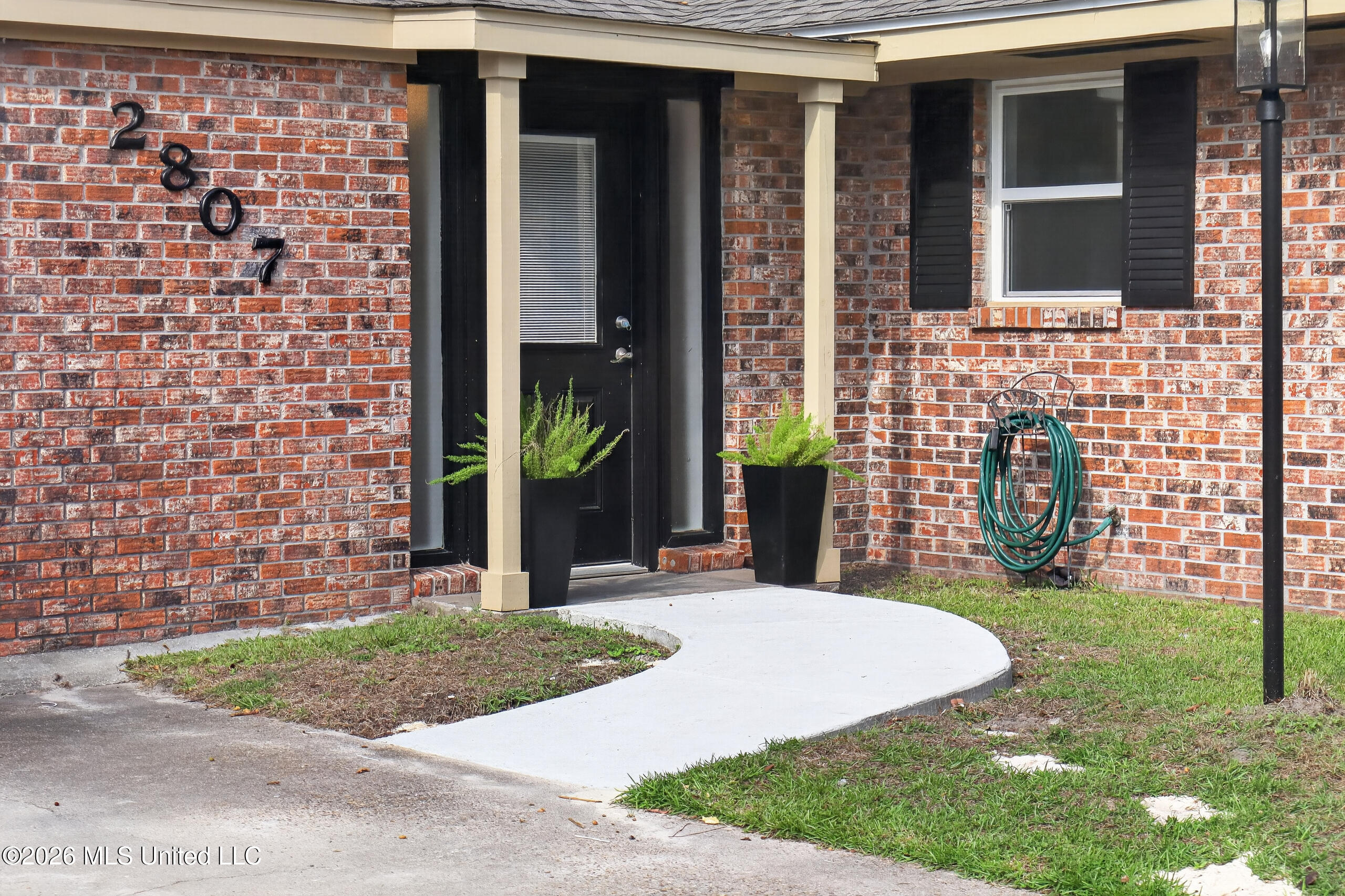 2807 Pinewood Avenue — photo
