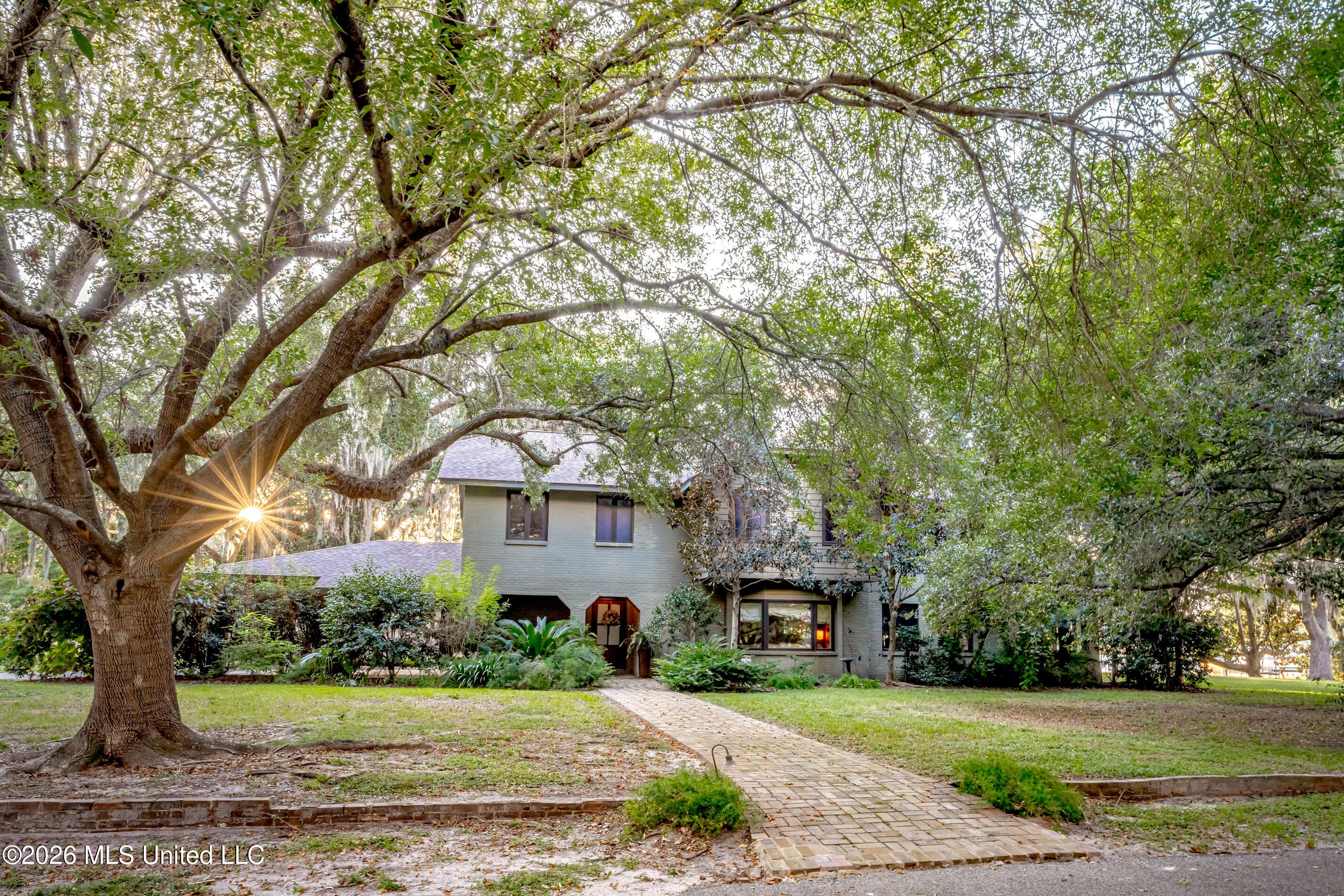 611 Lakeview Drive — photo