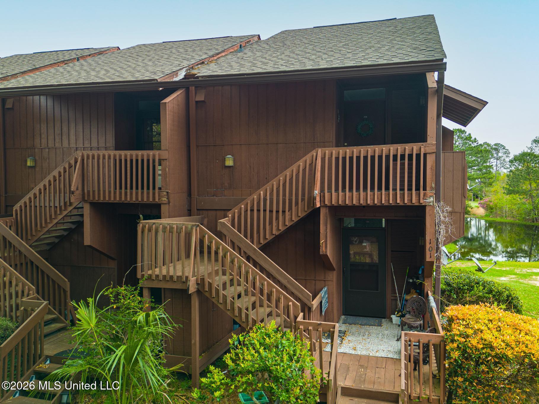 201 Lakeside Villa — photo