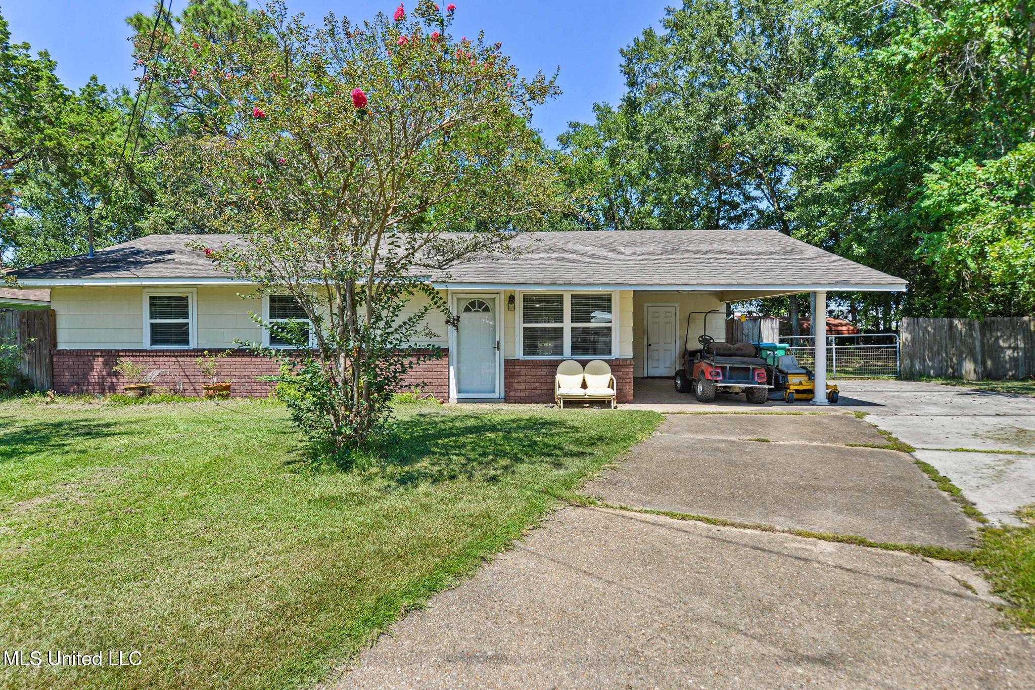 121 Roberts Circle — photo