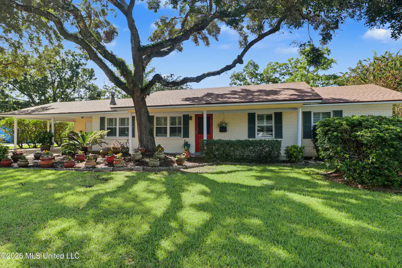 101 Alverado Drive — photo