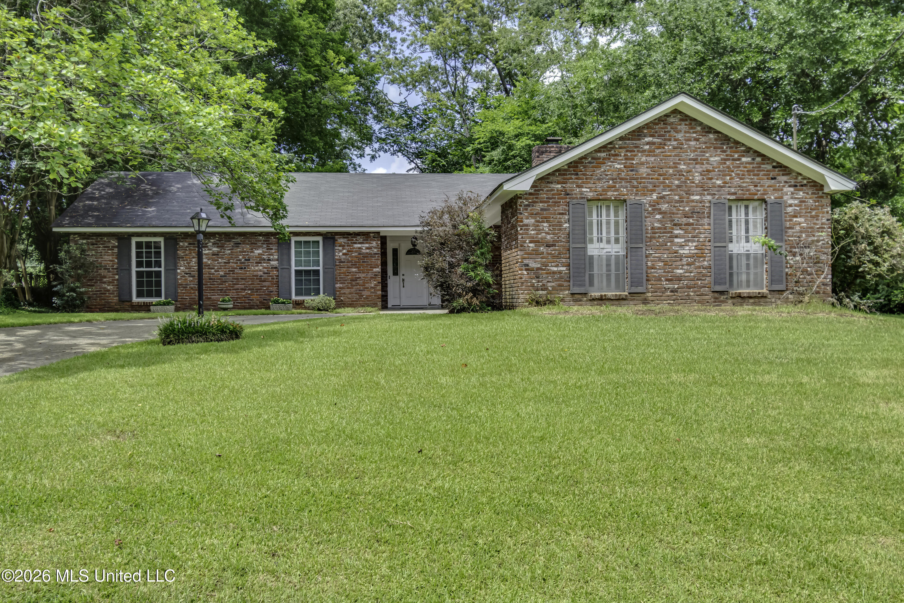 521 Oakwood Drive — photo