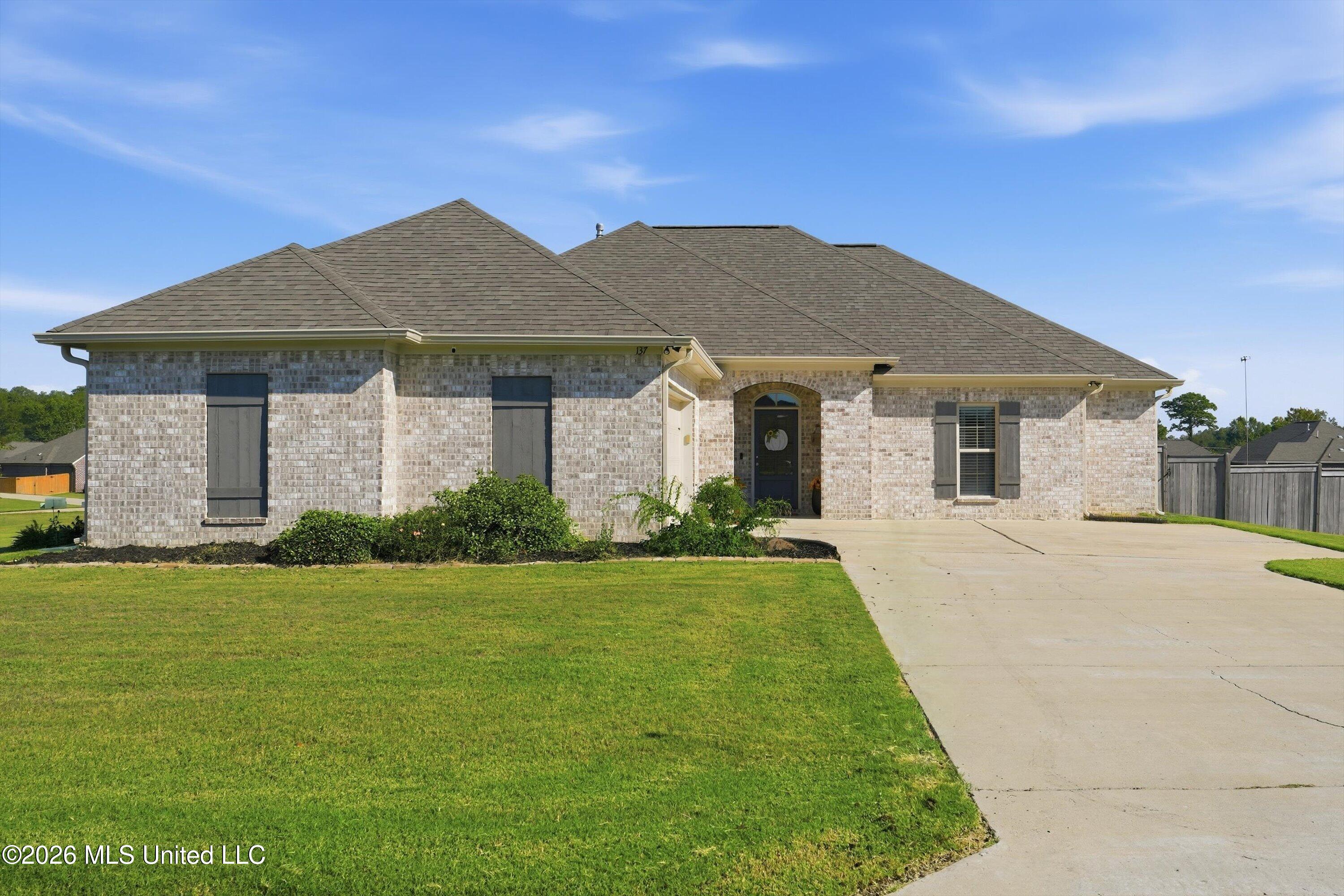 137 Chartleigh Circle — photo