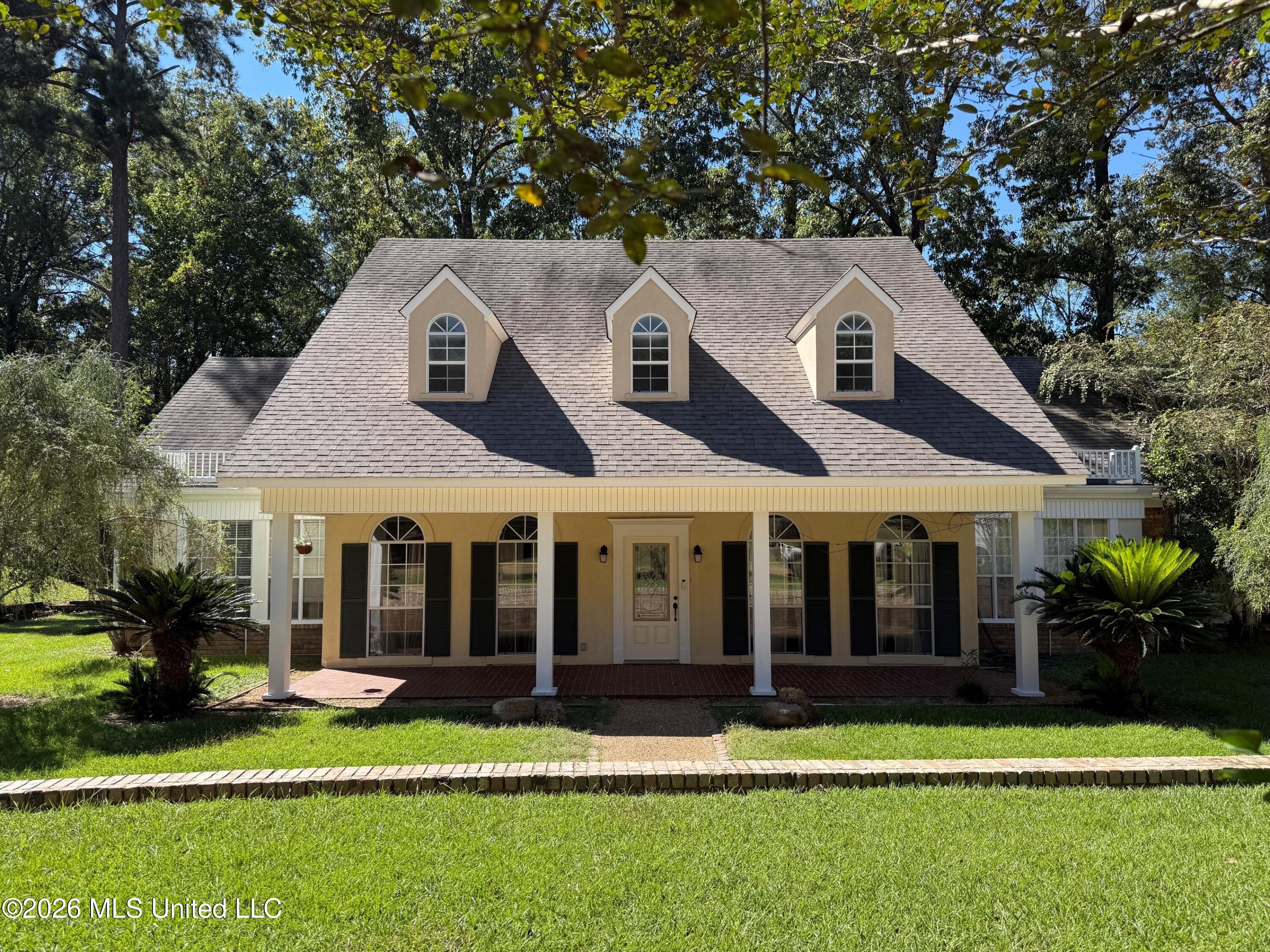 121 Woodhaven Drive — photo