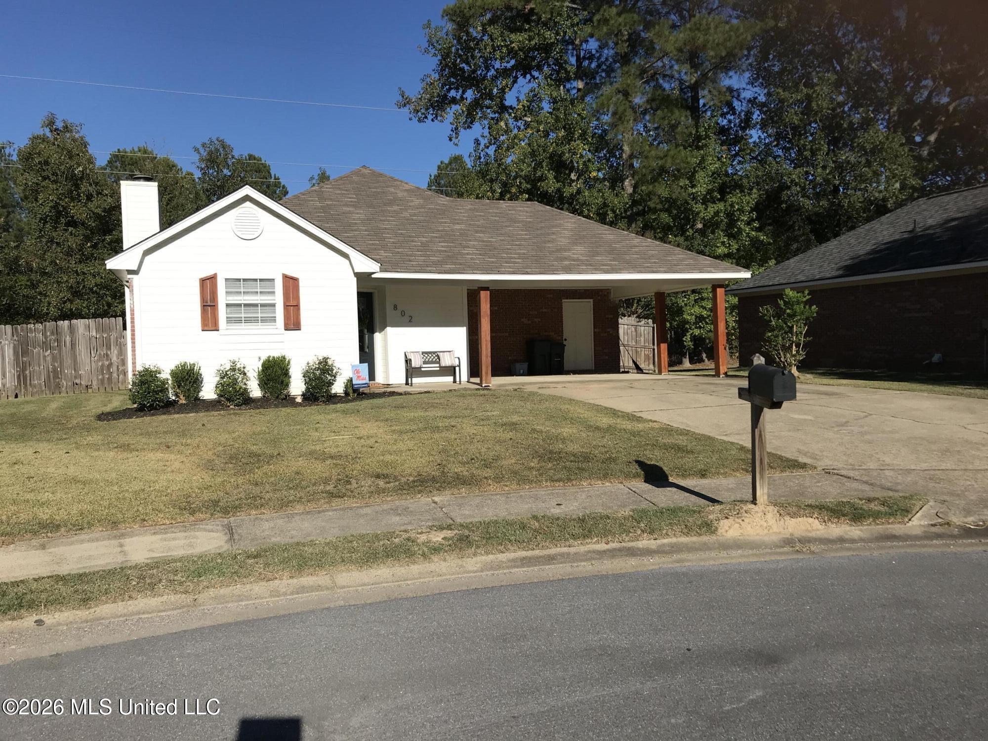 802 Mockingbird Circle — photo