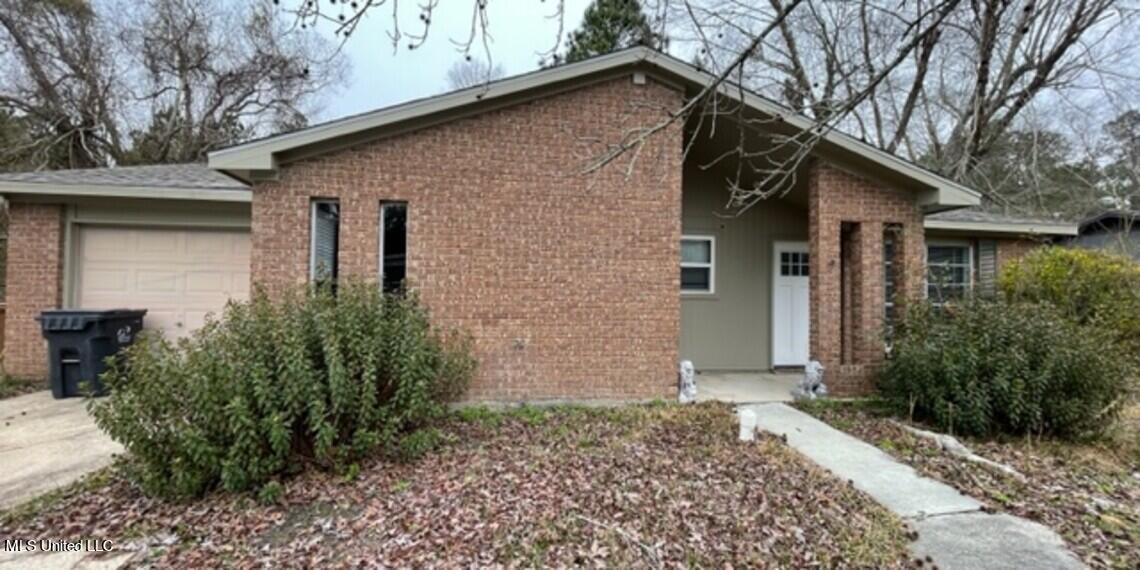 712 Maxine Drive — photo