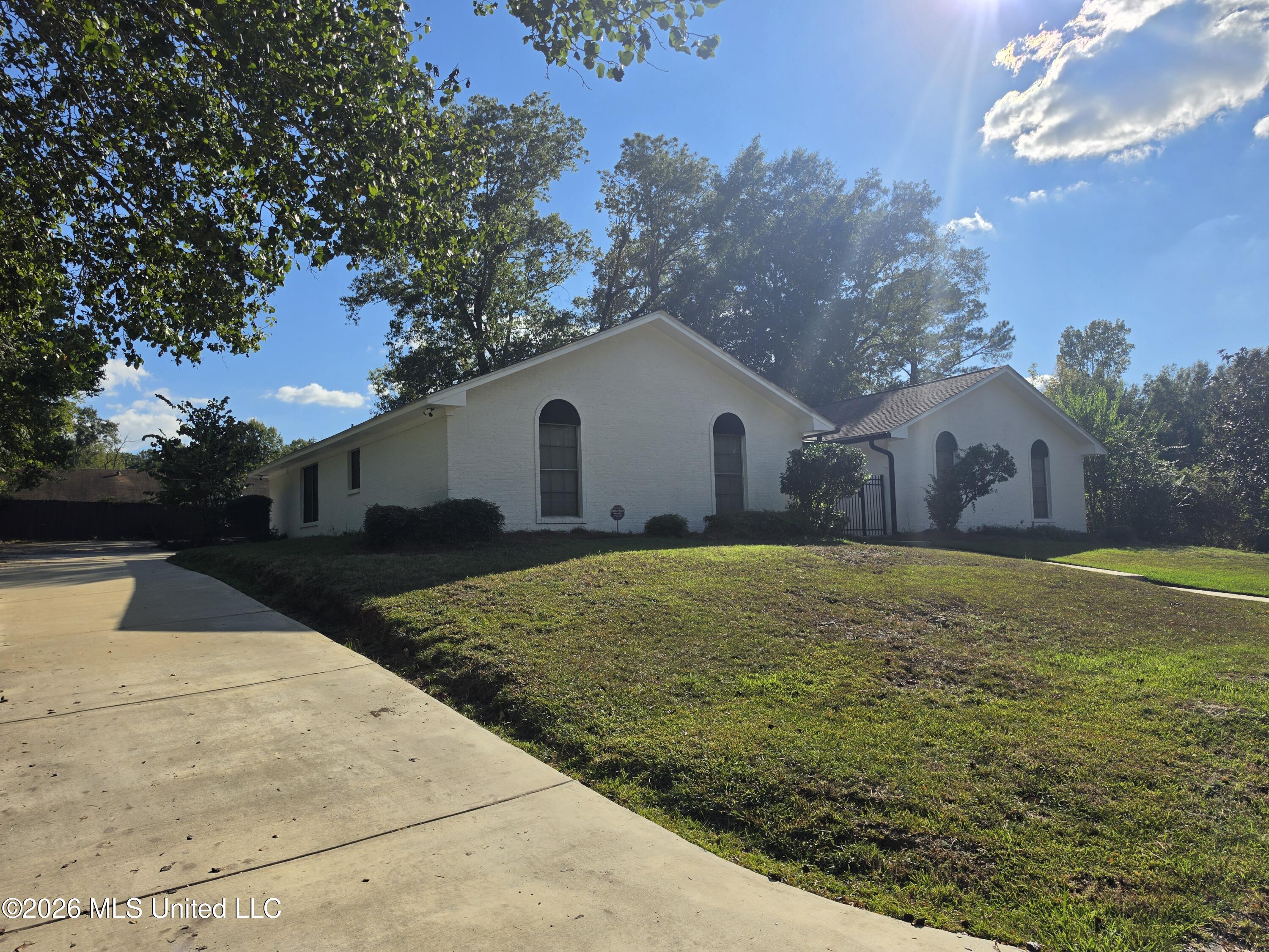 325 Post Oak Road, Jackson, MS 39206 — photo 2