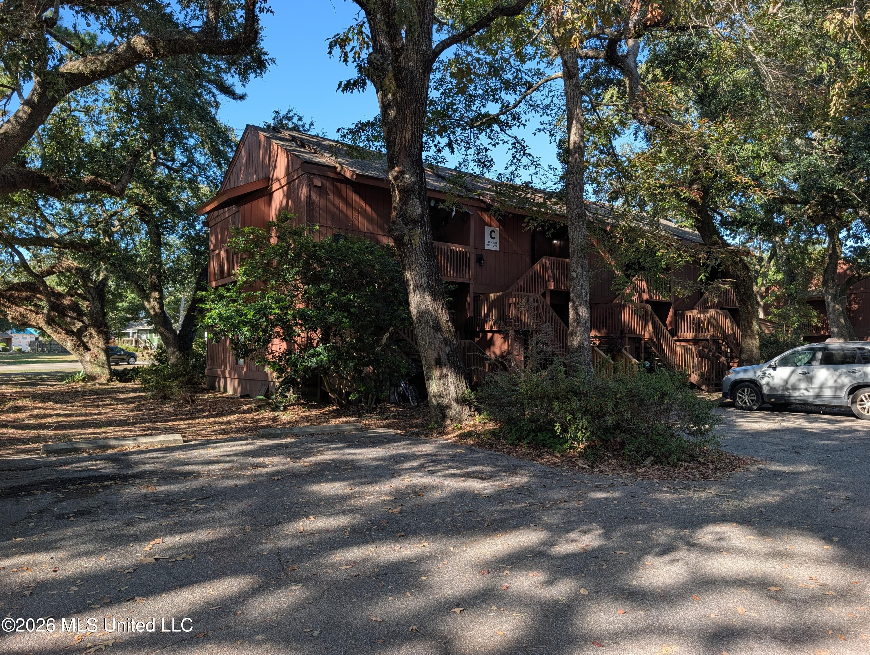 121 Lakeside Villa #C — photo