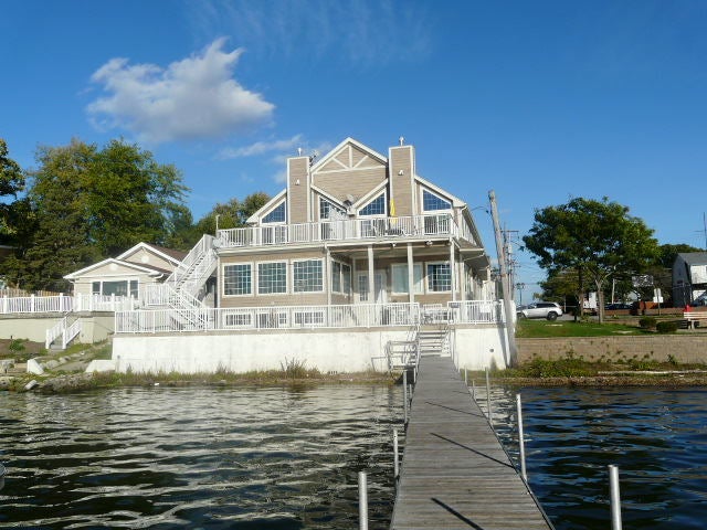 38 W Grand Avenue — photo