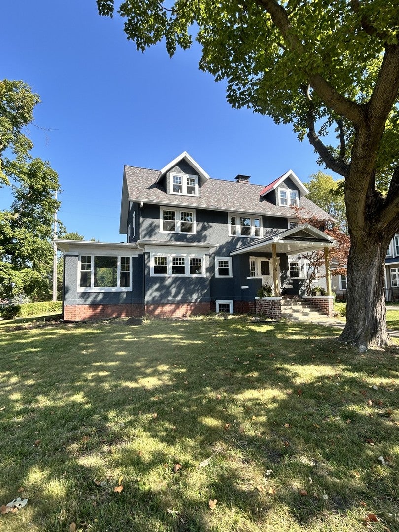 200 E Dakota Street — photo