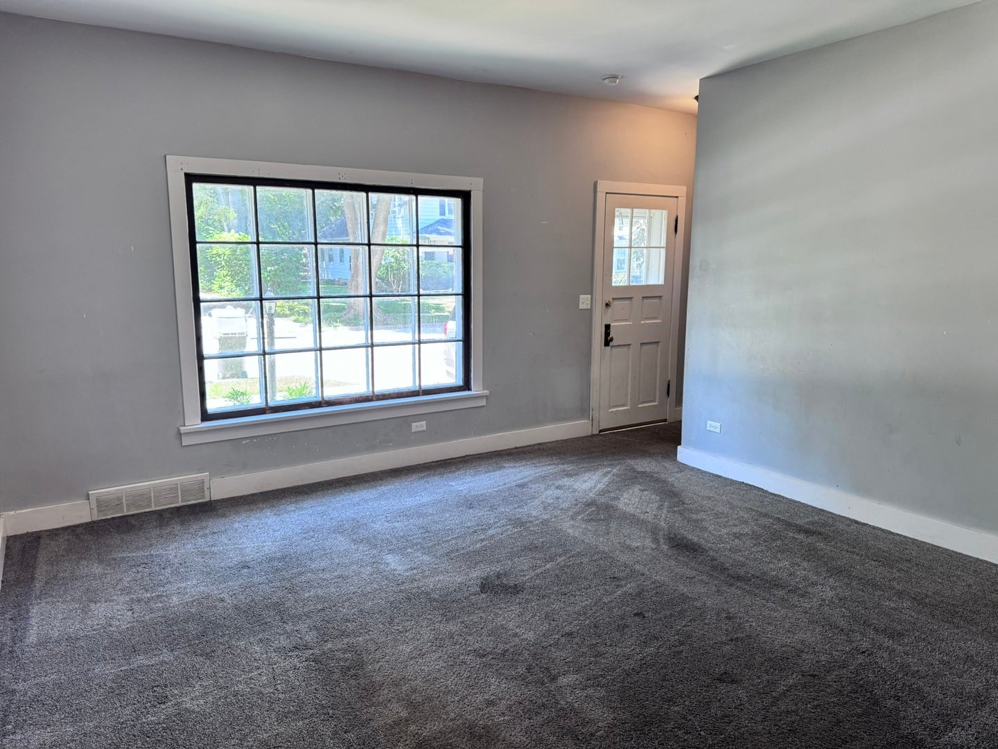 Home in Elgin, IL 60120 — photo 2