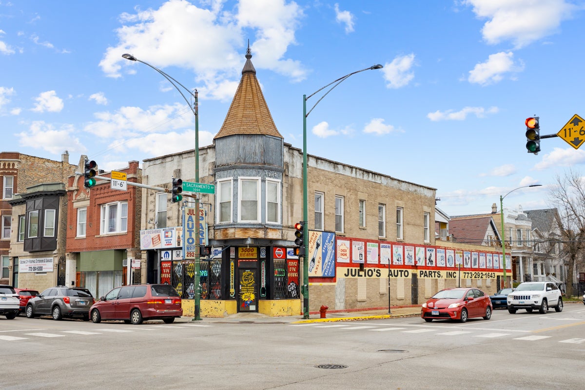 3000 W Diversey Avenue — photo