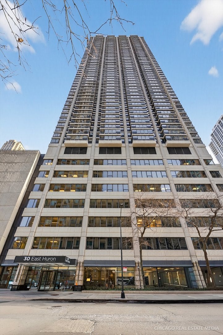 30 E Huron Street 02-Com04 — photo