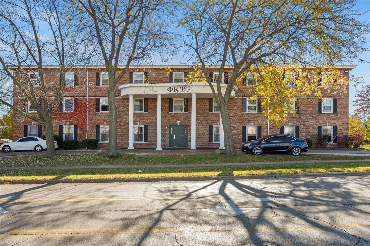 1020 W Hillcrest Drive — photo