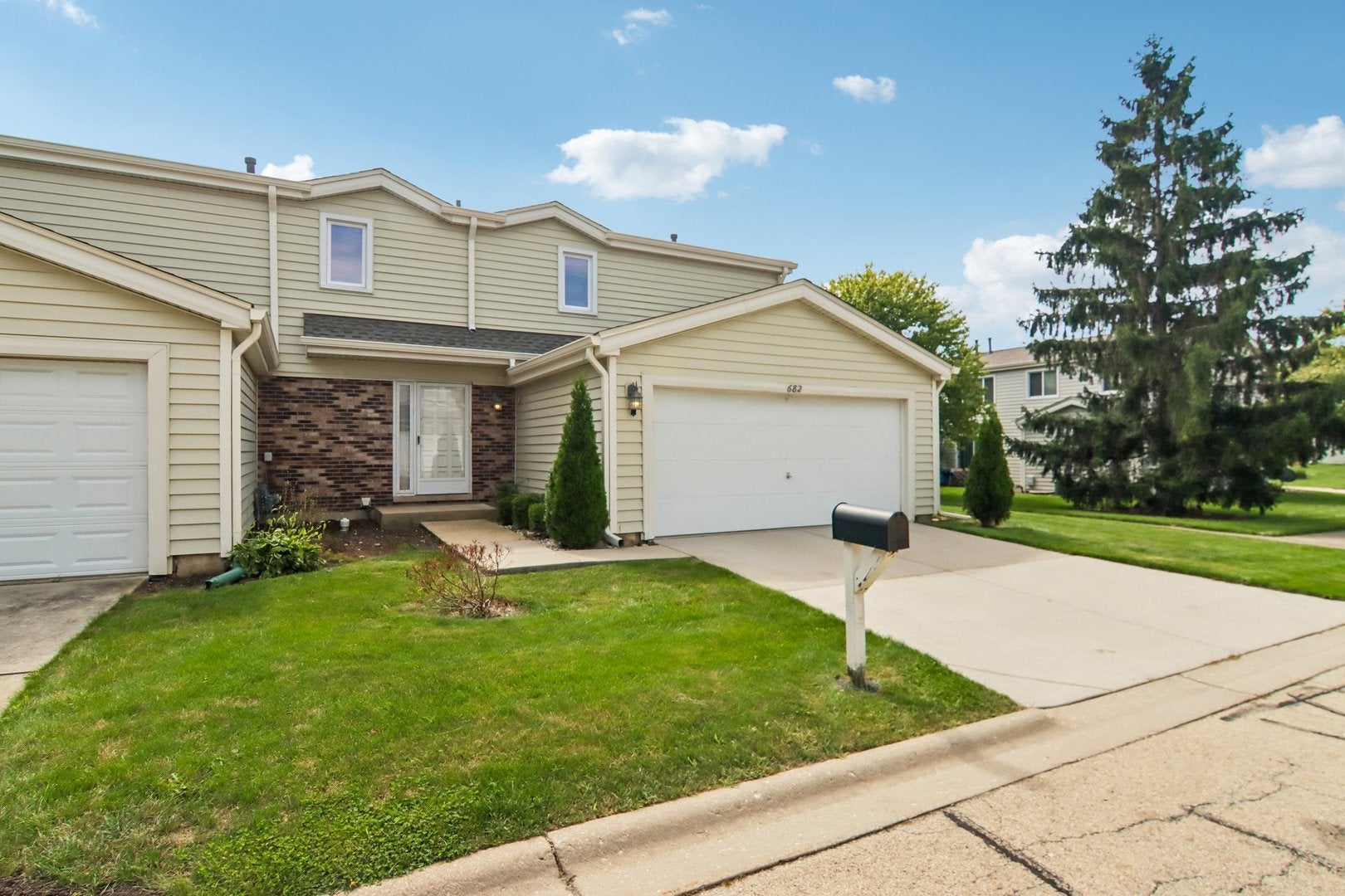 682 Claridge Circle — photo