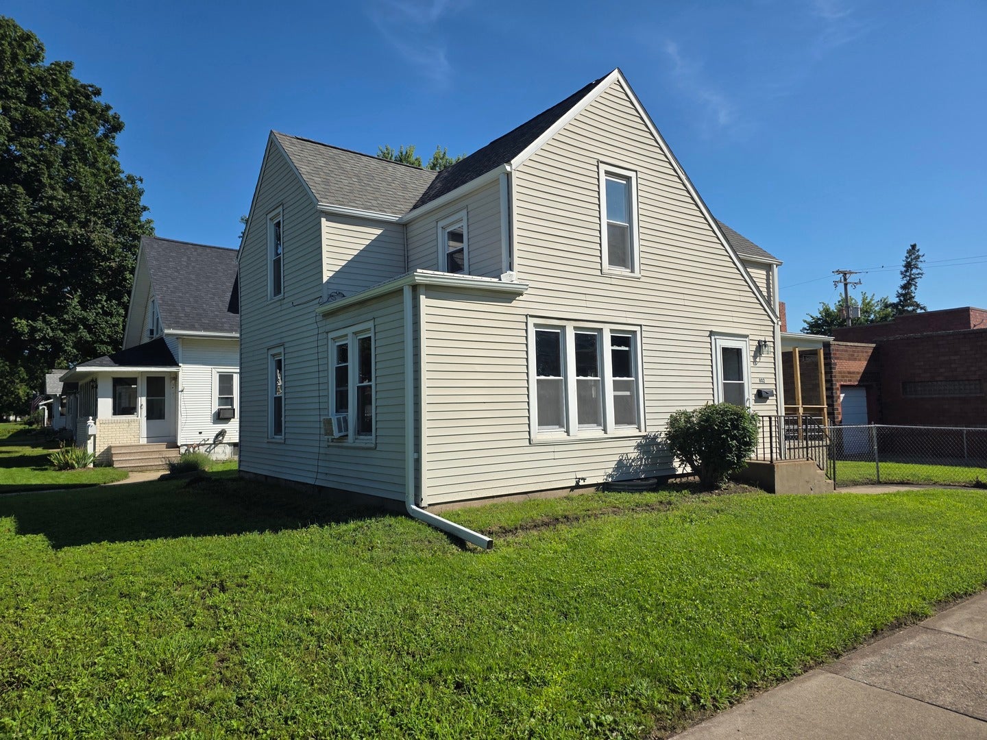 802 E 5th Street — photo