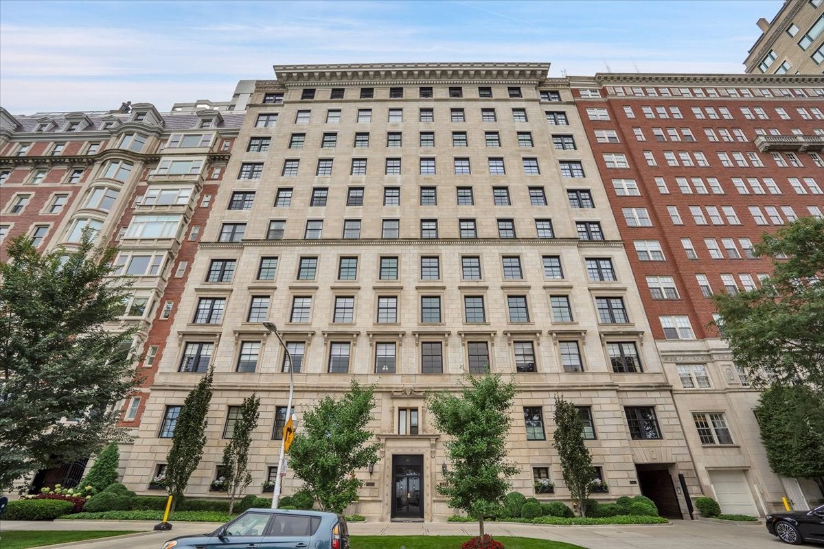 229 E Lake Shore Drive 10E — photo