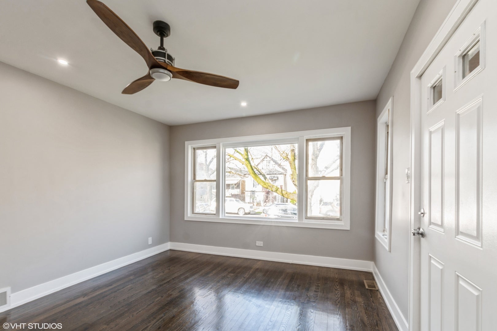 Home in Chicago, IL 60617 — photo 2