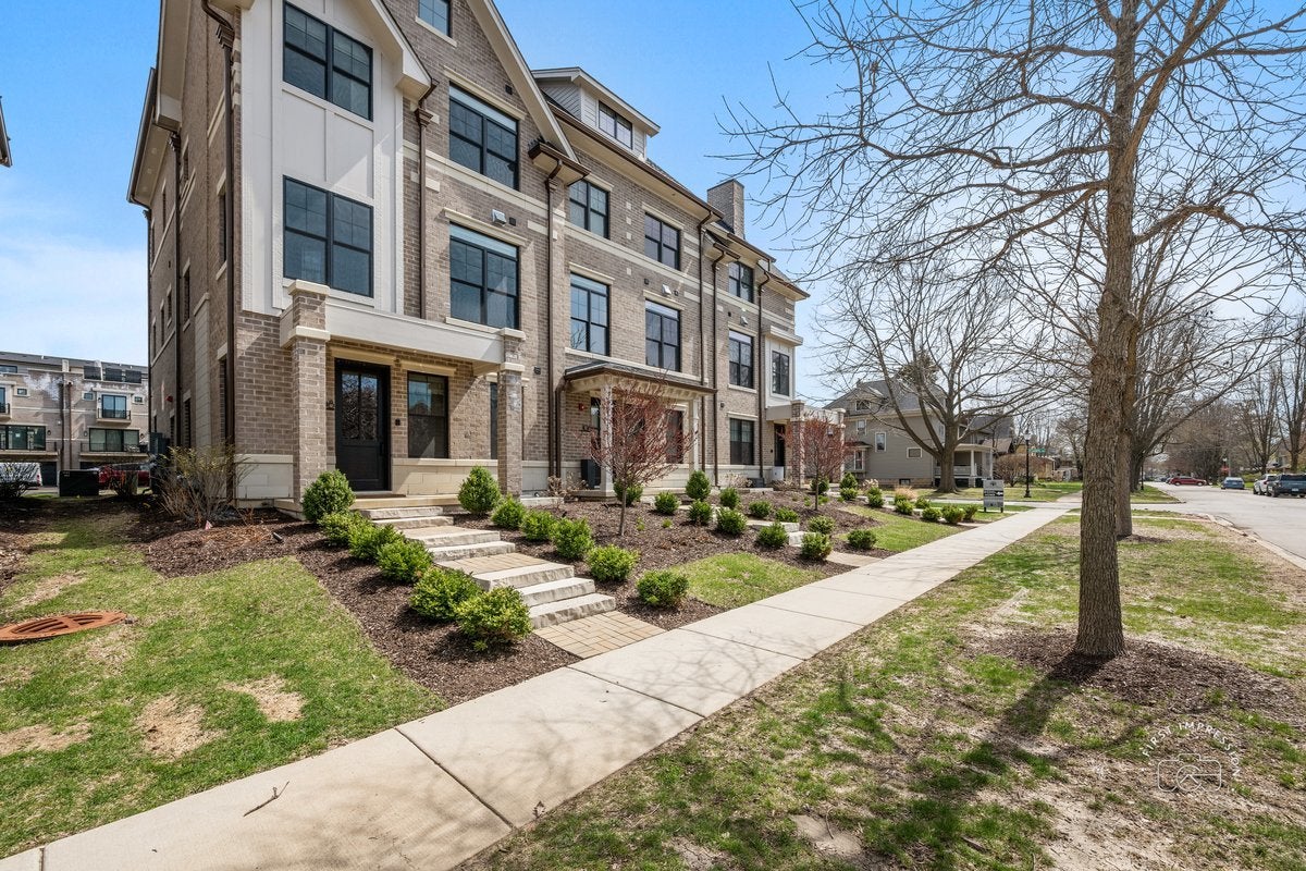 Home in Naperville, IL 60540 — photo 2