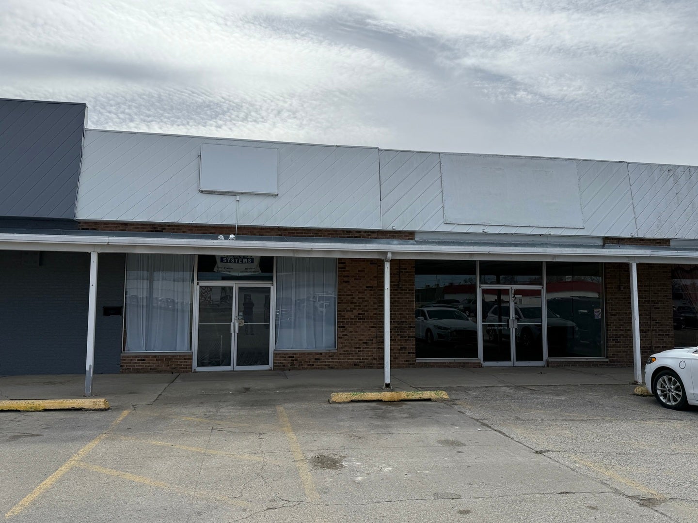 1443 & 1445 W Whittaker Street — photo