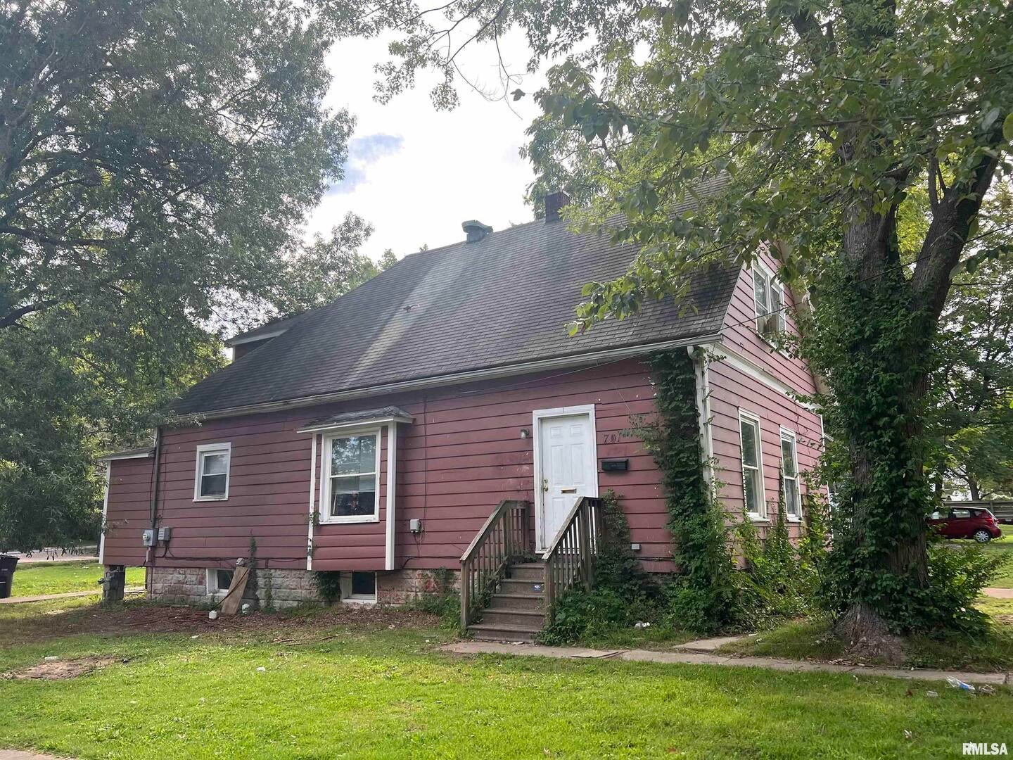 701 W College Street — photo