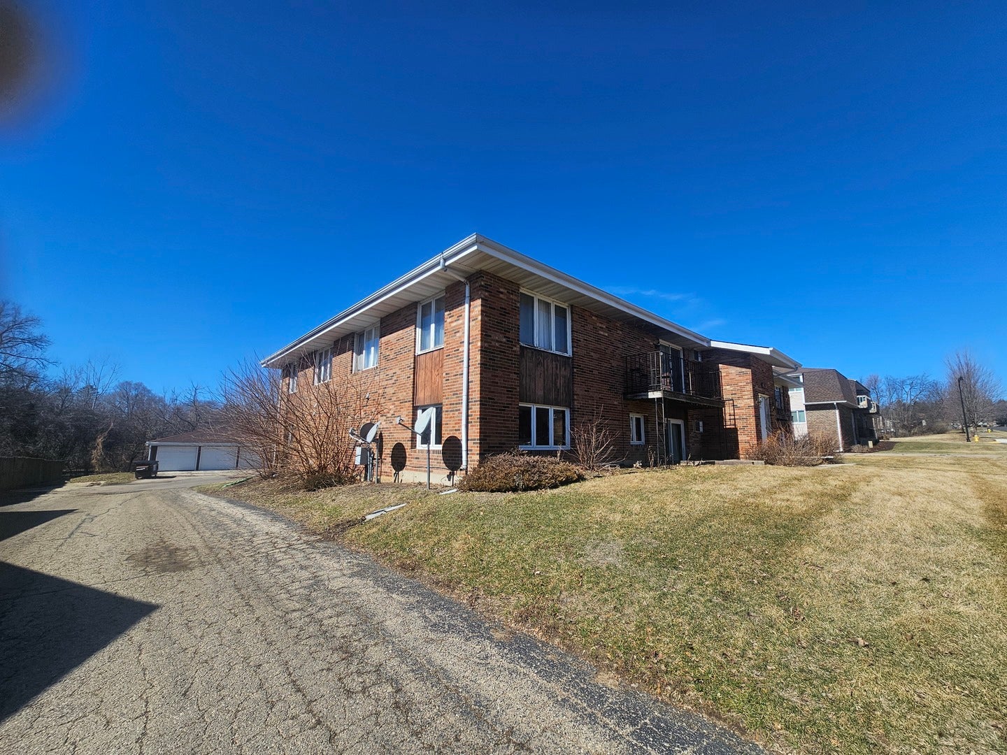 Home in Freeport, IL 61032 — photo 2