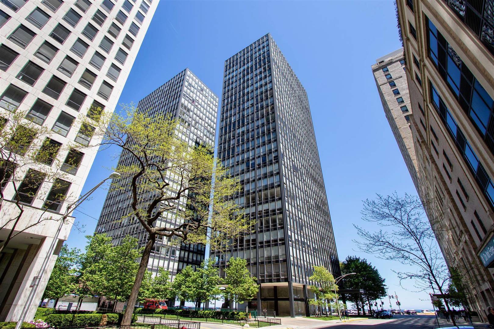 860 N Lake Shore Drive 5M — photo