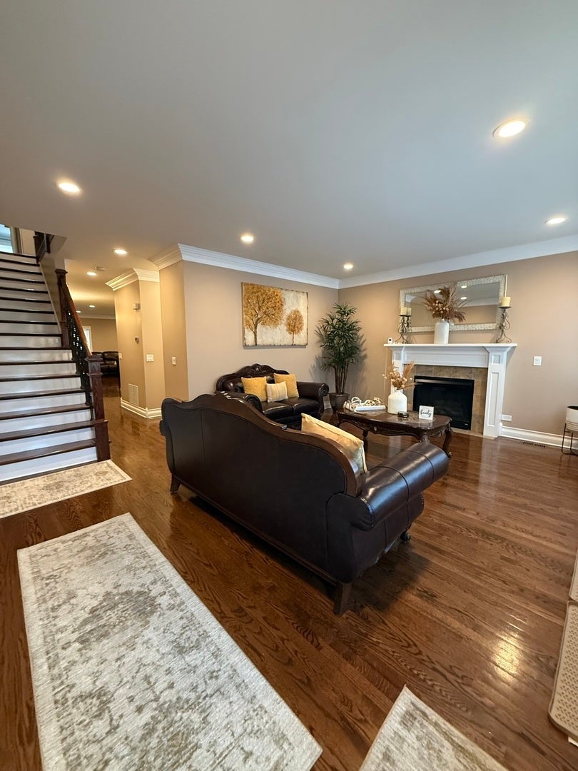 Home in Chicago, IL 60617 — photo 2