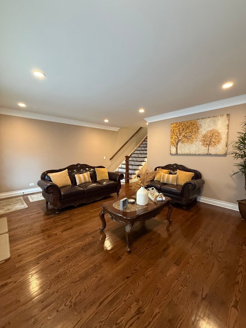 Home in Chicago, IL 60617 — photo 3