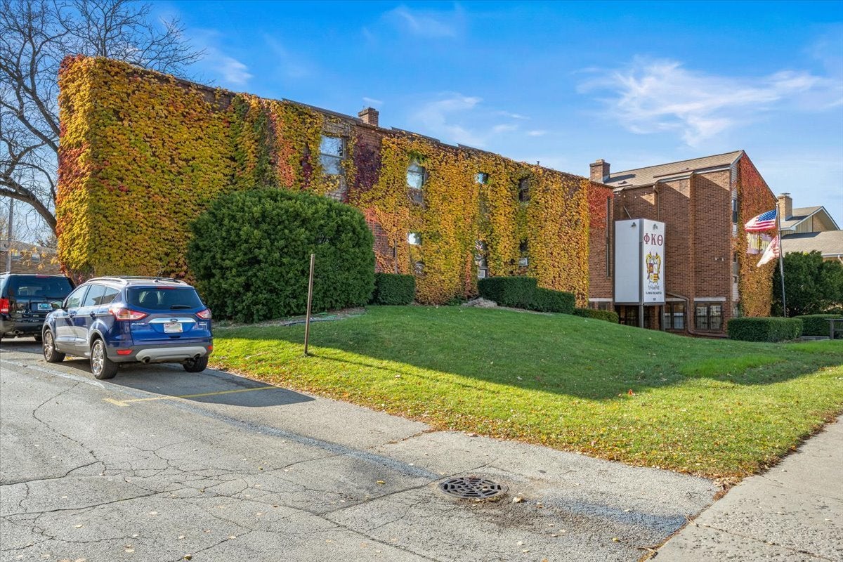 910 W Hillcrest Drive — photo