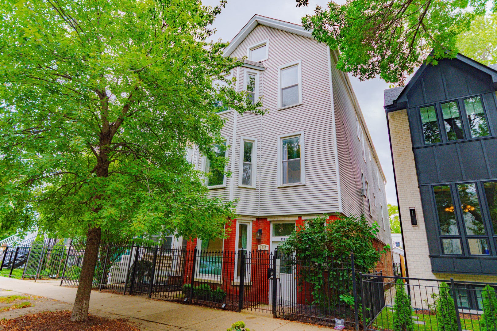 1325 W George Street 3 — photo