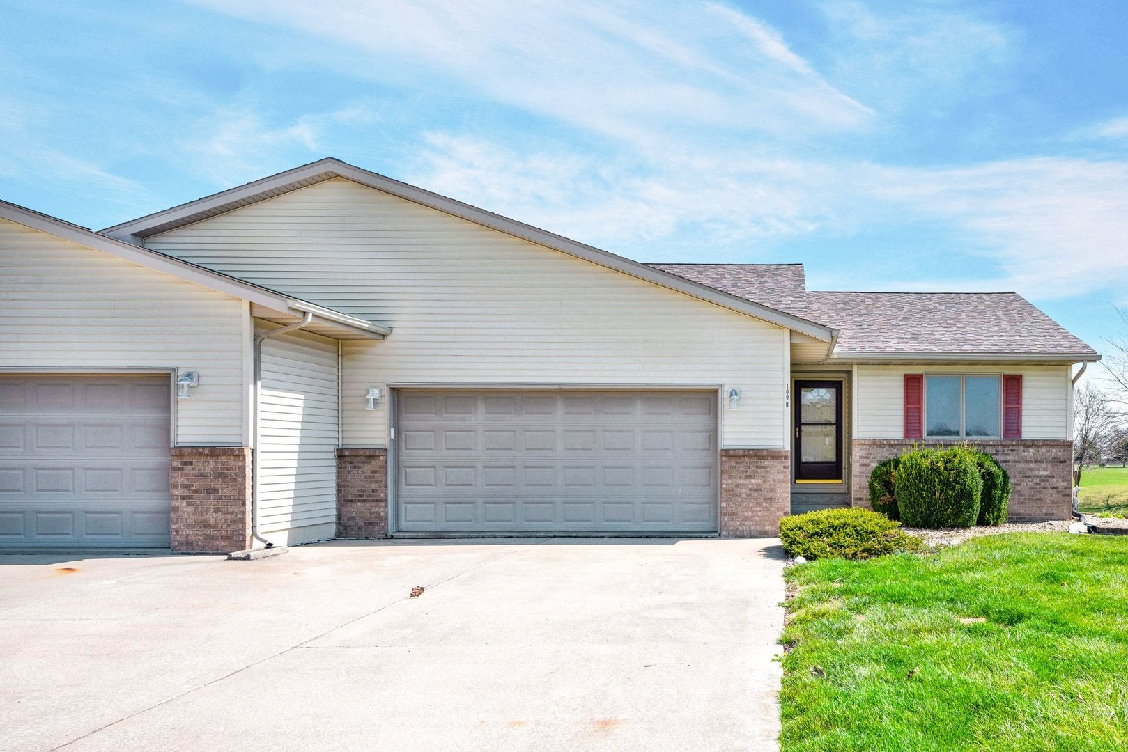 109 E Lake Court B — photo