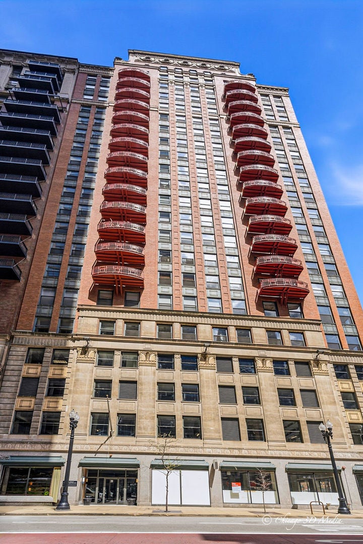 208 W Washington Street 1007 — photo