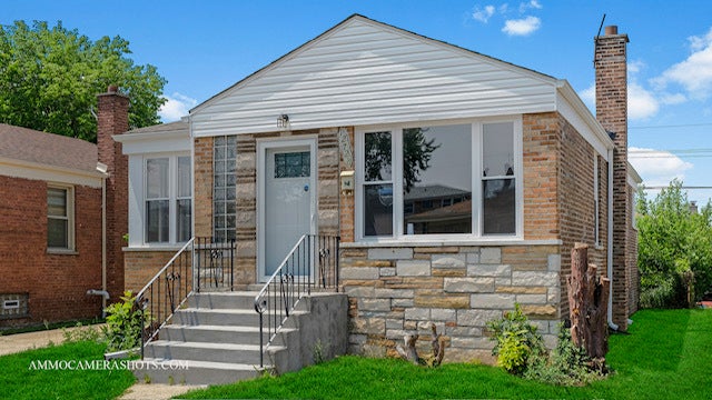 Home in Calumet Park, IL 60827 — photo 2