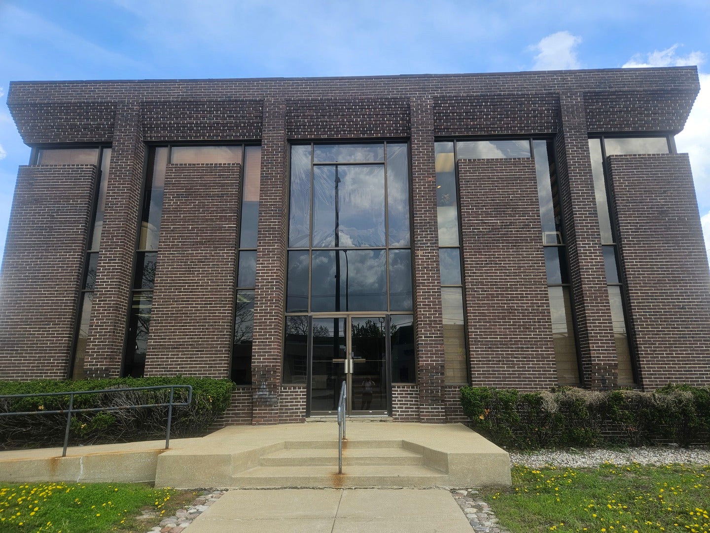 8233 S Harlem Avenue — photo
