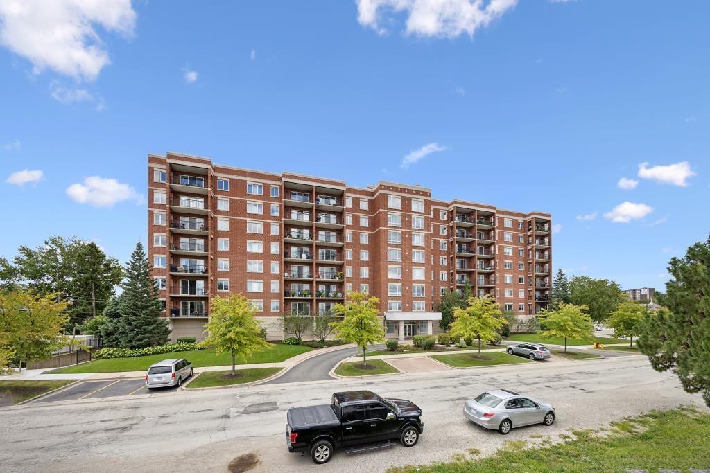 5555 N Cumberland Avenue 804 — photo