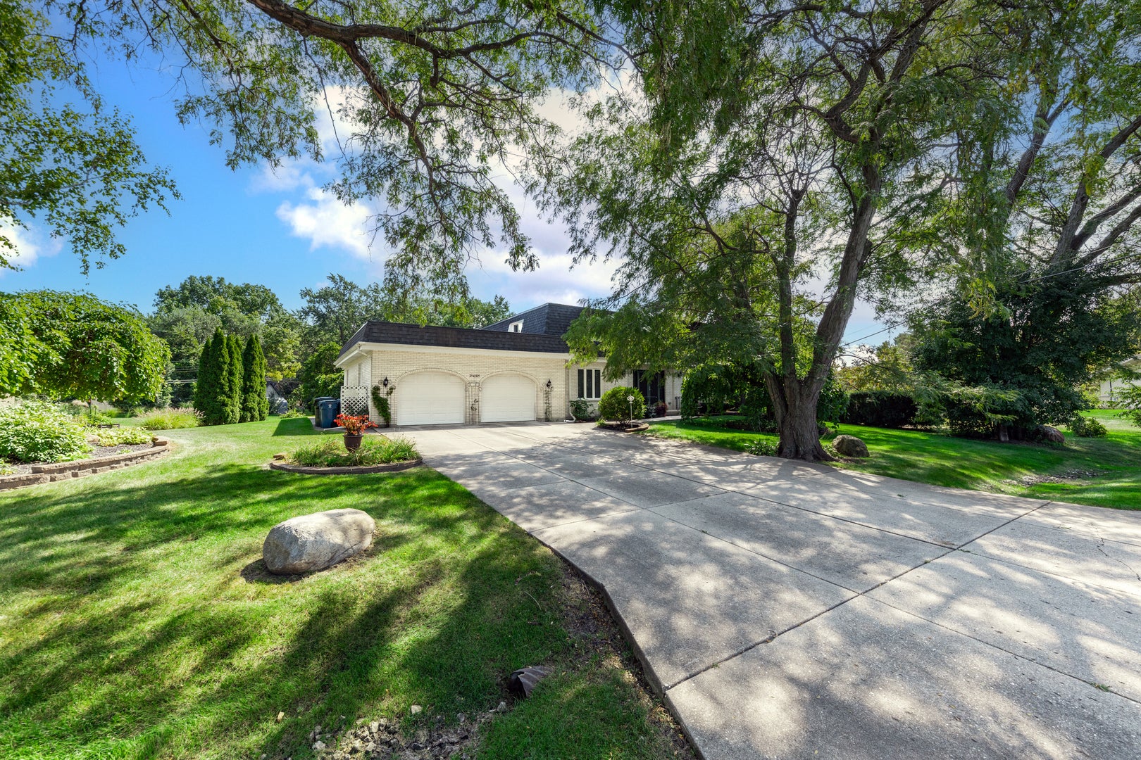 21W325 Sunnyside Drive — photo
