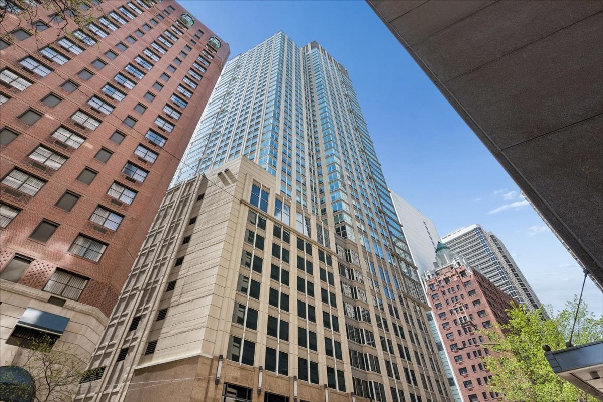 57 E Delaware Place 1805 — photo