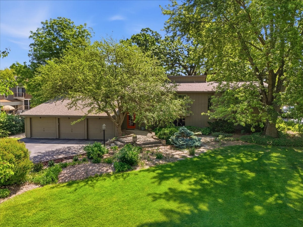 Home in Johnsburg, IL 60051 — photo 3