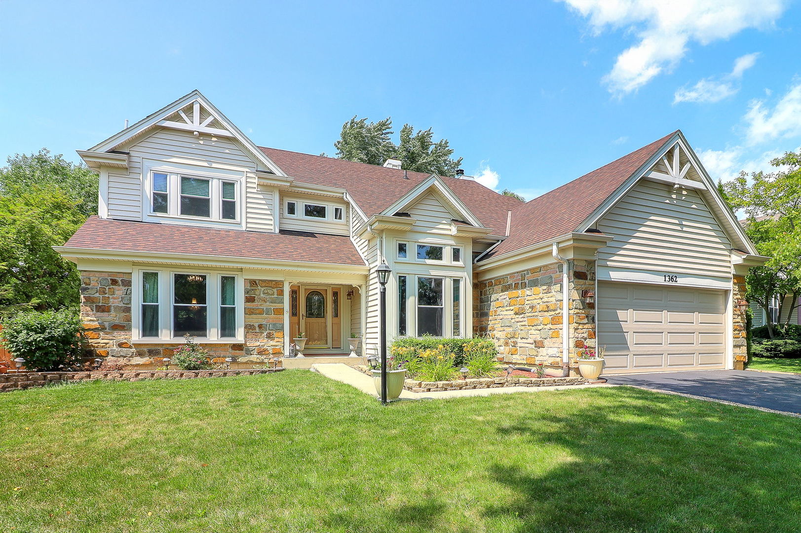 1362 Nightingale Lane — photo