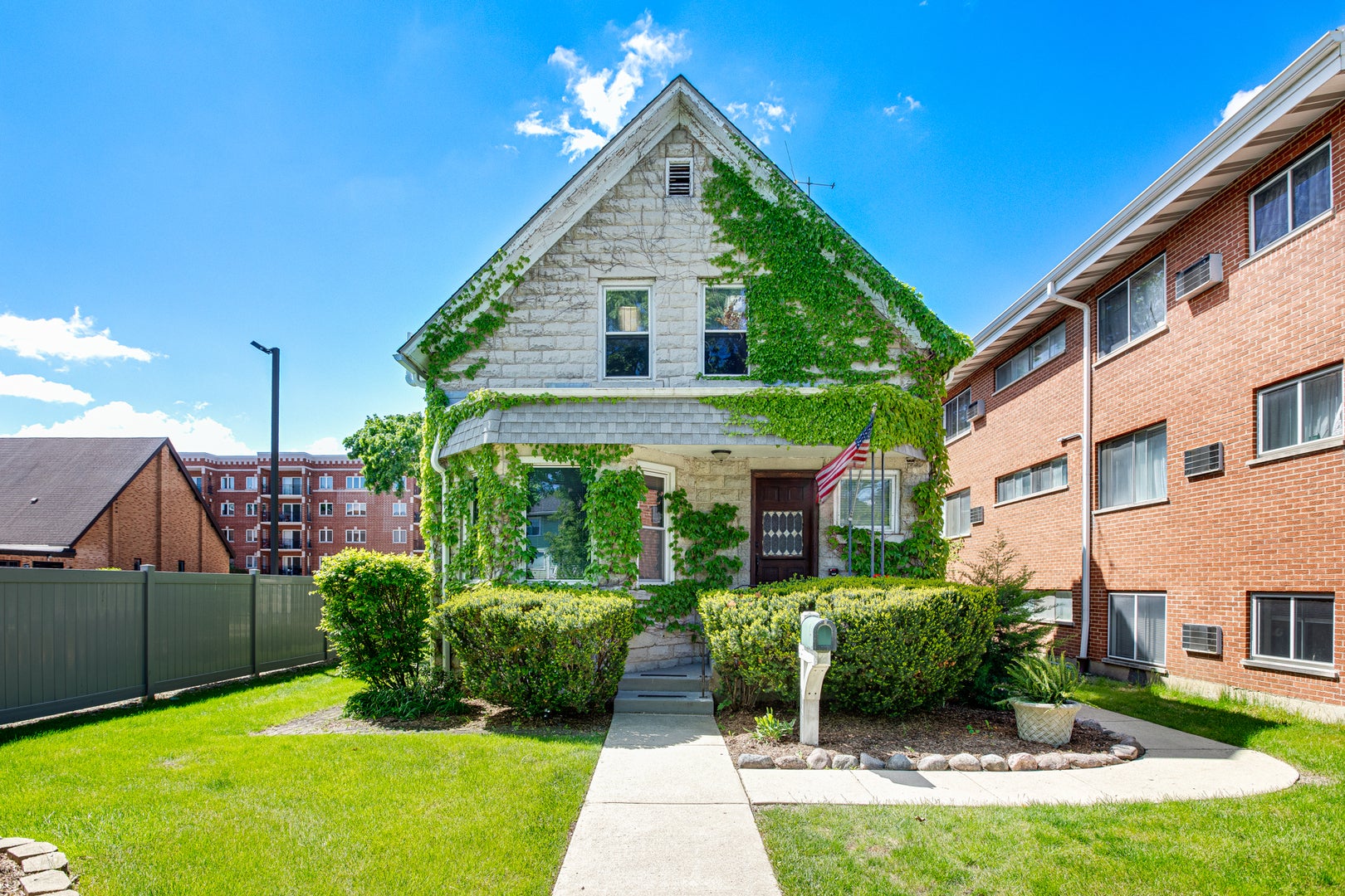 422 W Wesley Street — photo