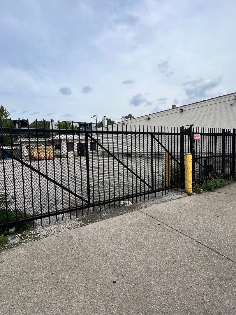 Home in Chicago, IL 60619 — photo 2