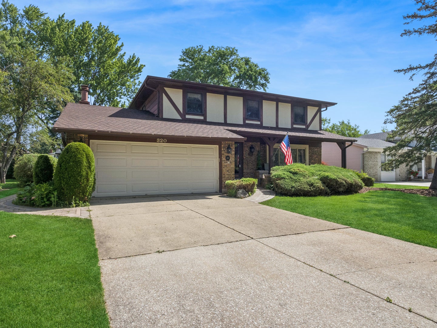 320 University Drive — photo