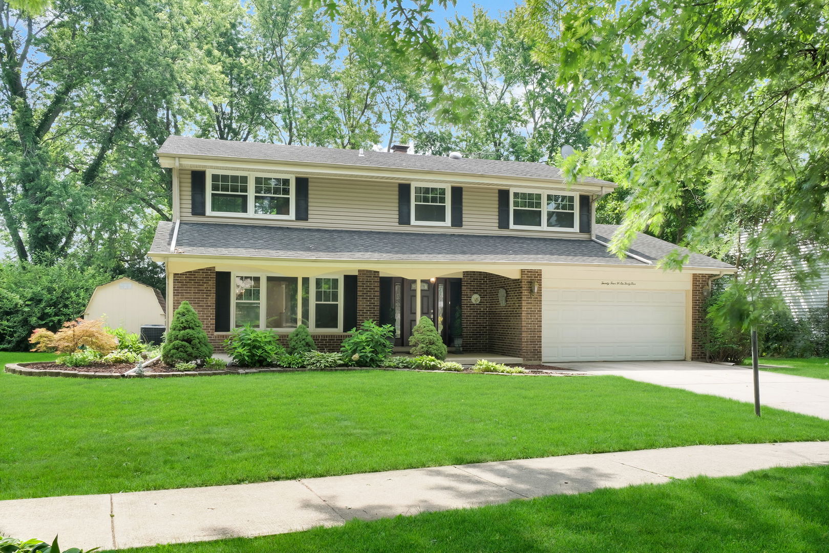 24W645 Woodcrest Drive — photo