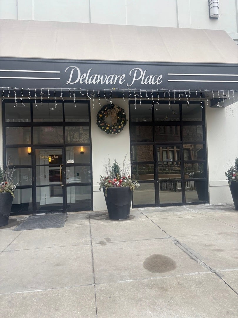33 W Delaware Place 15D — photo