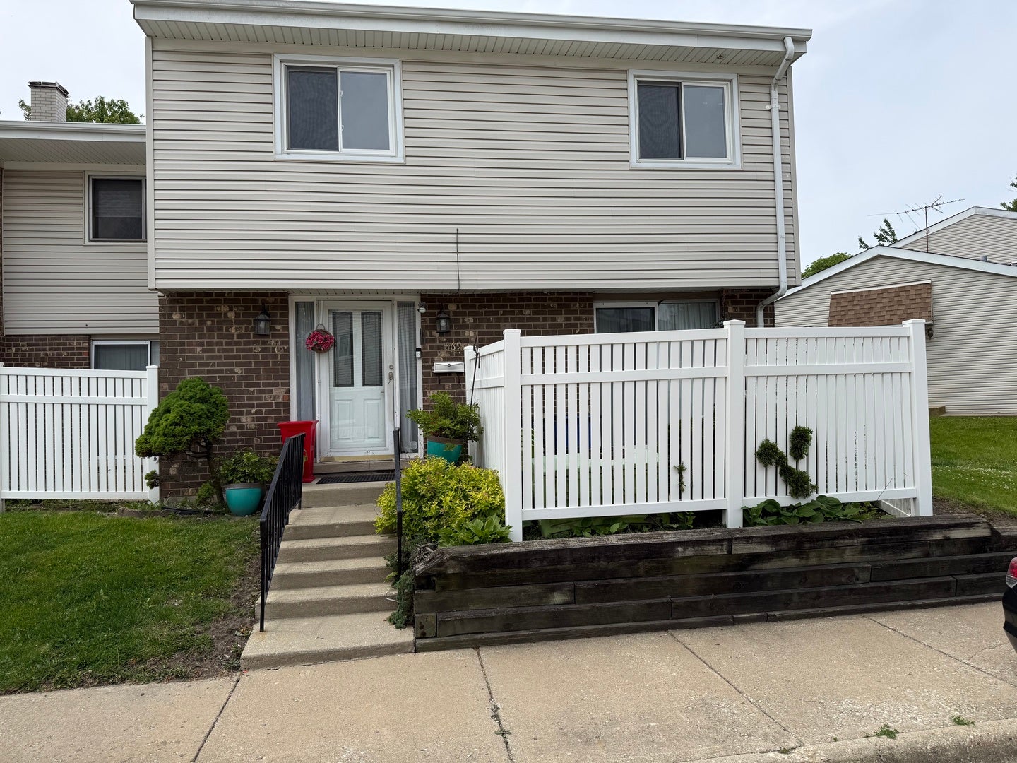 869 White Oak Lane — photo