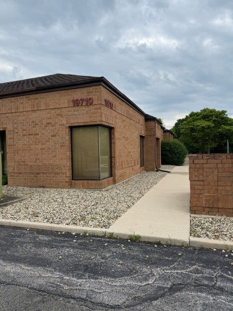 Home in Flossmoor, IL 60422 — photo 2